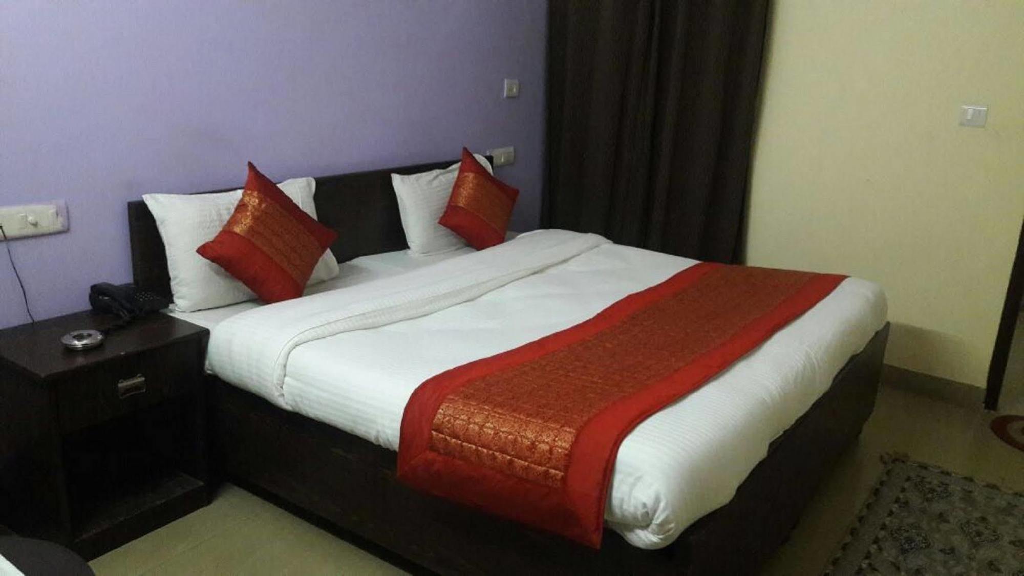 Hotel O Mahipalpur Inn Нью-Дели Экстерьер фото