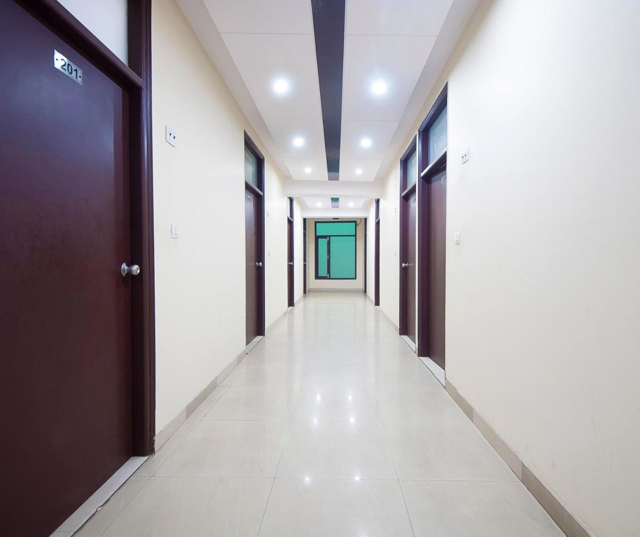 Hotel O Mahipalpur Inn Нью-Дели Экстерьер фото